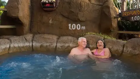 Ofurôs atração para relaxar no Thermas dos Laranjais