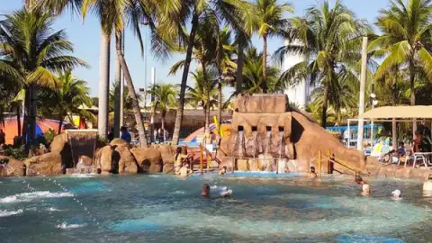 Piscina de Pedras atração para relaxar no Thermas dos Laranjais