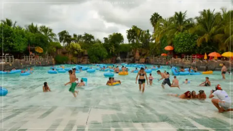 thermas-e-cia-imagem-galeria-mar-azul-piscinas-de-ondas-atracao-para-familia-no-thermas-dos-laranjais-6897a0c7700ad_1.webp