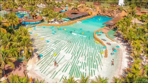 thermas-e-cia-imagem-galeria-mar-azul-piscinas-de-ondas-atracao-para-familia-no-thermas-dos-laranjais-6897a0c8a6c02_3.webp