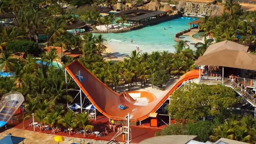 Imagem destauente: A asa delta &eacute; um Half Pipe molhado com 18m de altura, onde a pessoa desce em boia dupla, curtindo toda a adrenalina e com muita coragem