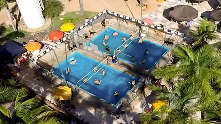 Imagem destauente: Mergulhe na divers&atilde;o com a Piscina de Biribol no Thermas dos Laranjais!