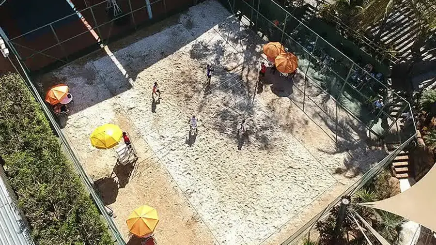 Imagem destauente: Quadra de Beach Tennis no Thermas dos Laranjais, um convite irresist&iacute;vel para os amantes desse esporte vibrante!