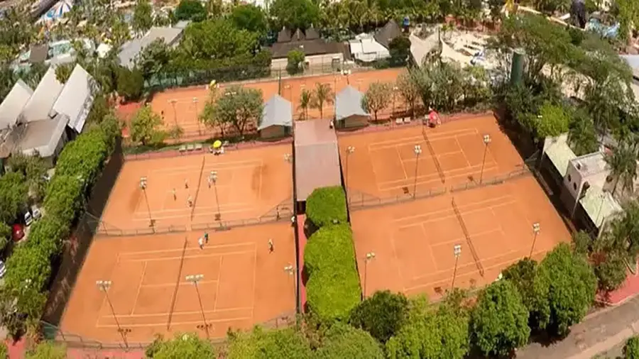 Imagem destauente: Quadra de t&ecirc;nis de saibro nas seis quadras exclusivas do Thermas dos Laranjais