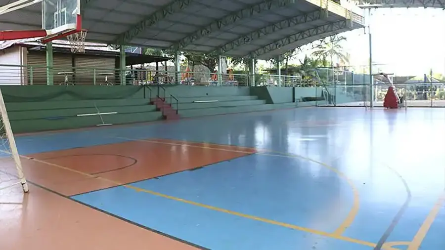 Imagem destauente: Quadra de t&ecirc;nis de saibro em um dos seis espa&ccedil;os exclusivos do Thermas dos Laranjais.