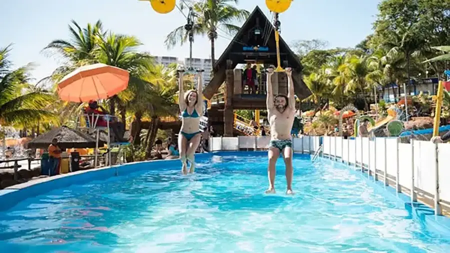 Imagem destauente: Segure firme e mergulhe na experi&ecirc;ncia eletrizante da Tirolesa aqui no Thermas dos Laranjais